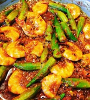 চিংড়ি মাছ দিয়ে ভেন্ডি বা ডেরস (Chingri Mach Diye Vendi/Dherosh)